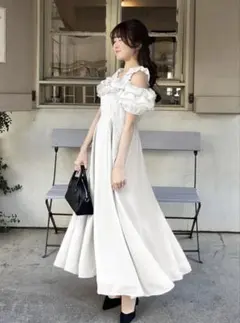 フリルオフショルダーフレアロングワンピース　白