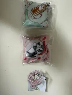 くら寿司「mofusand」コラボ　クッションチャーム2個、缶バッジ　未開封