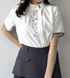 【NICOLE CLUB】刺繍入りホワイト半袖シャツ M