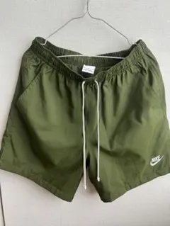 Nike ショートパンツ　オリーブ