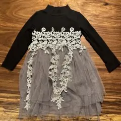 黒リブニットとグレーのチュールワンピース