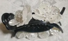 花飾りのヘアクリップ 黒と白