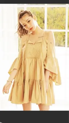 SPIRALGIRL オフショルティアードワンピース ベージュ