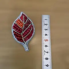 ハンドメイド リーフ ビジューブローチ