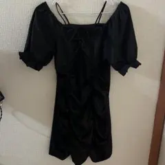 オフショルダー黒ミニワンピース