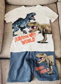 H&M ジュラシック・ワールド Tシャツ&ショートパンツ セット 130cm