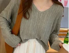 オリーブグリーン Vネック ニット