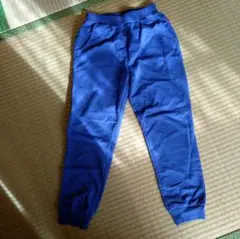 青いロングパンツ サイドポケット付き