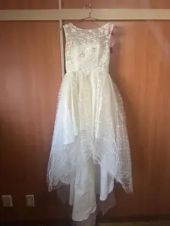 エレガントな刺繍入りパーティードレス ゴールド