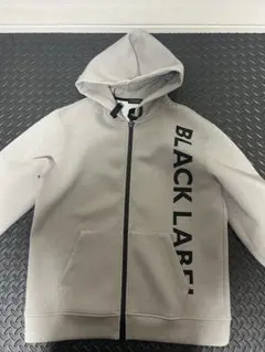 黒ジップパーカー