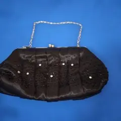 ビーズ装飾の黒いクラッチバッグ