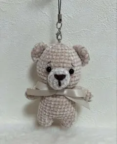 ベージュのあみぐるみクマ（リボン付き）　ストラップ付き ハンドメイド