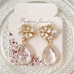 ホワイト　お花　クリア　揺れる　パール　ハンドメイドイヤリング　ピアス