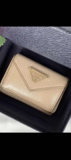 期間限定‼️最終値下げ‼️PRADA サフィアーノレザー 三つ折り財布 ベージュ