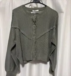 オリーブグリーン ボタン付きカーディガン