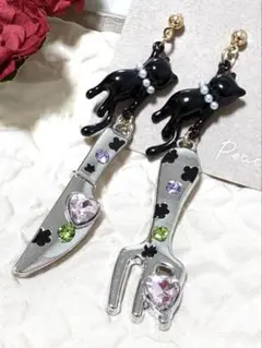 大きなナイフとフォークでご馳走待ち猫ピアス