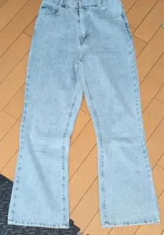 ライトブルーフレアデニムパンツ