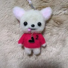 赤いパーカーを着たクリームチワワストラップ　羊毛フェルトハンドメイド