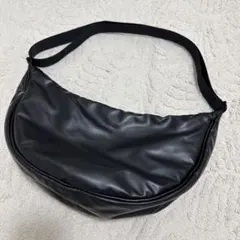 ユニクロc レザータッチラウンドショルダーバッグ　黒