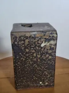 陶器 花入 四角形 焼き締め風　みかも焼花器のサムネイル