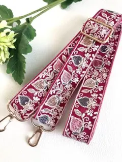 いちご柄インド刺繍リボンショルダーストラップ　スマホショルダー　ピンク