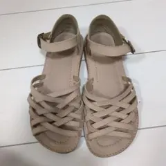 ベージュ編み込みストラップサンダル