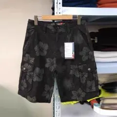 ハイビスカス柄 黒 ショートパンツ