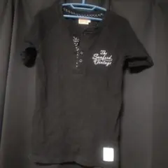 サンフォード　黒いボタン付きTシャツ