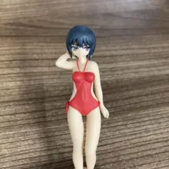 赤い水着のフィギュア