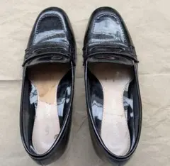 黒エナメルローファー 低ヒール