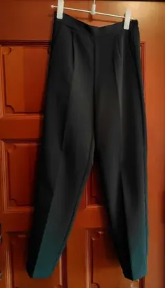 moment センタープレススラックステーパードパンツ　ダークグリーン