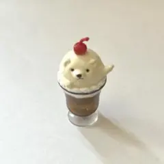 レトロ喫茶のショーウィンドウにいる動物の赤ちゃん　コーラフロートなシロクマ