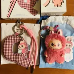 ラブブ イニシャル Q キーホルダー　PIN FOR LOVE アルファベット