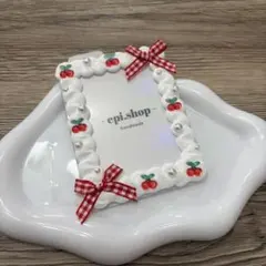 159♡ホイップデコ トレカケースデコ 赤リボン さくらんぼ 白 大人シンプル