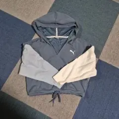 PUMA フード付きクロップドパーカー