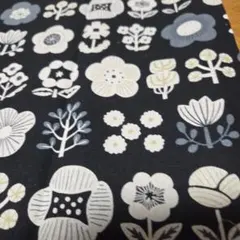 50×50　北欧風　植物　黒　kokka Trefle　綿麻　生地　はぎれ