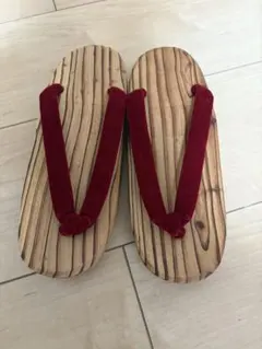 チ*ツ様 伝統的な和風下駄 赤い鼻緒