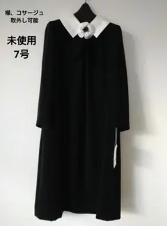 ワンピース　取外し可能襟とコサージュ付き