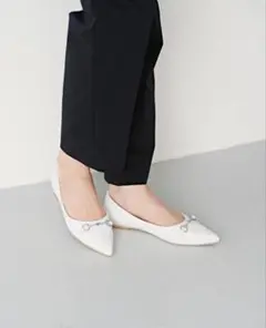 Emma Fares ホワイト ポインテッドトゥ フラットシューズ 24.5cmのサムネイル