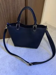 土日限定価格！！黒い合成皮革ハンドバッグ ゴールド金具付き