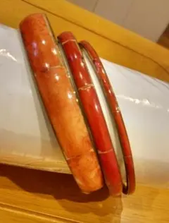 赤い樹脂と金属のバングル3個セット