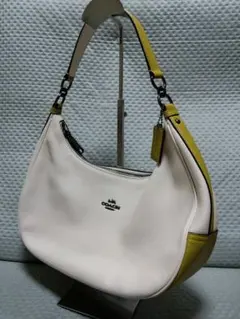 COACH ホーボー ワンショルダーバッグ ハーフムーン レザー 白＆黄緑のサムネイル
