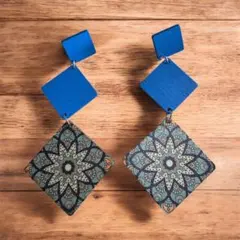 幾何学模様の青い木製ピアス 派手可愛 ブルー系　ボヘミアン　値引き相談まとめ買可
