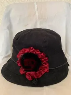 黒のバケットハット 赤い花付き