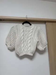 ケーブル編みパフスリーブニット