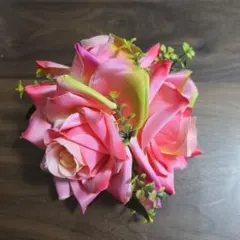 ピンクの薔薇花飾り ヘアアクセサリー