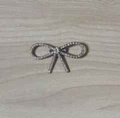 ブローチリボン型シルバー