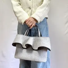 ヌビキルトのフリルバッグ　楕円形底❗️自立型❗️ライトグレー