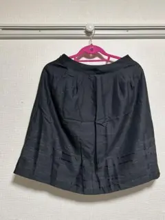 黒のフレアスカート 膝丈