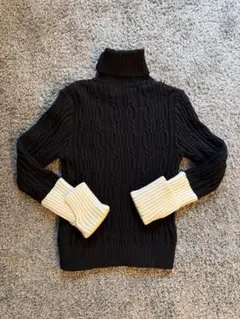 ケーブルニットタートルネックセーター